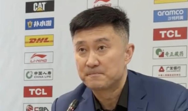 小金体育官方网站-杜锋暖心祝福球迷大爷：每次来吉林都会看到他，希望他一切顺利