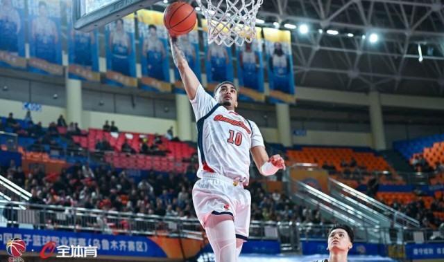 小金体育官方网站-下半场进攻乏力，华南虎客场憾负新疆